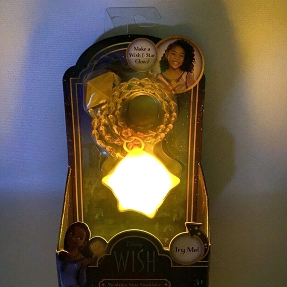 Disney Wish Movie Asha Star Heart Light Up Necklace Glow in Dark Wishing Feature - Picture 2 of 3